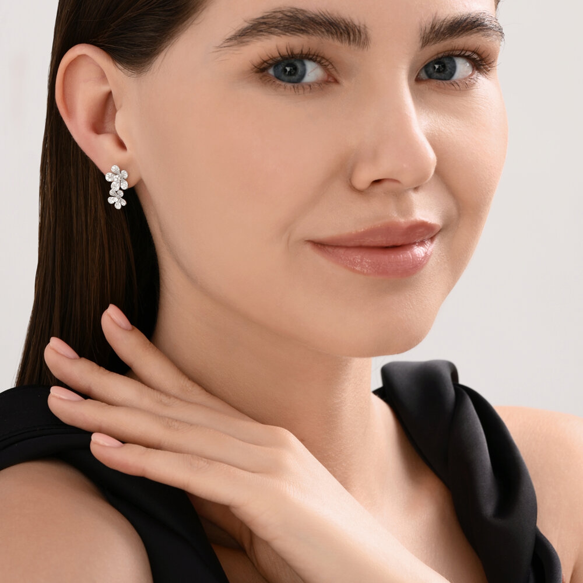 Золотые серьги SOKOLOV 1022457-3 с бриллиантом