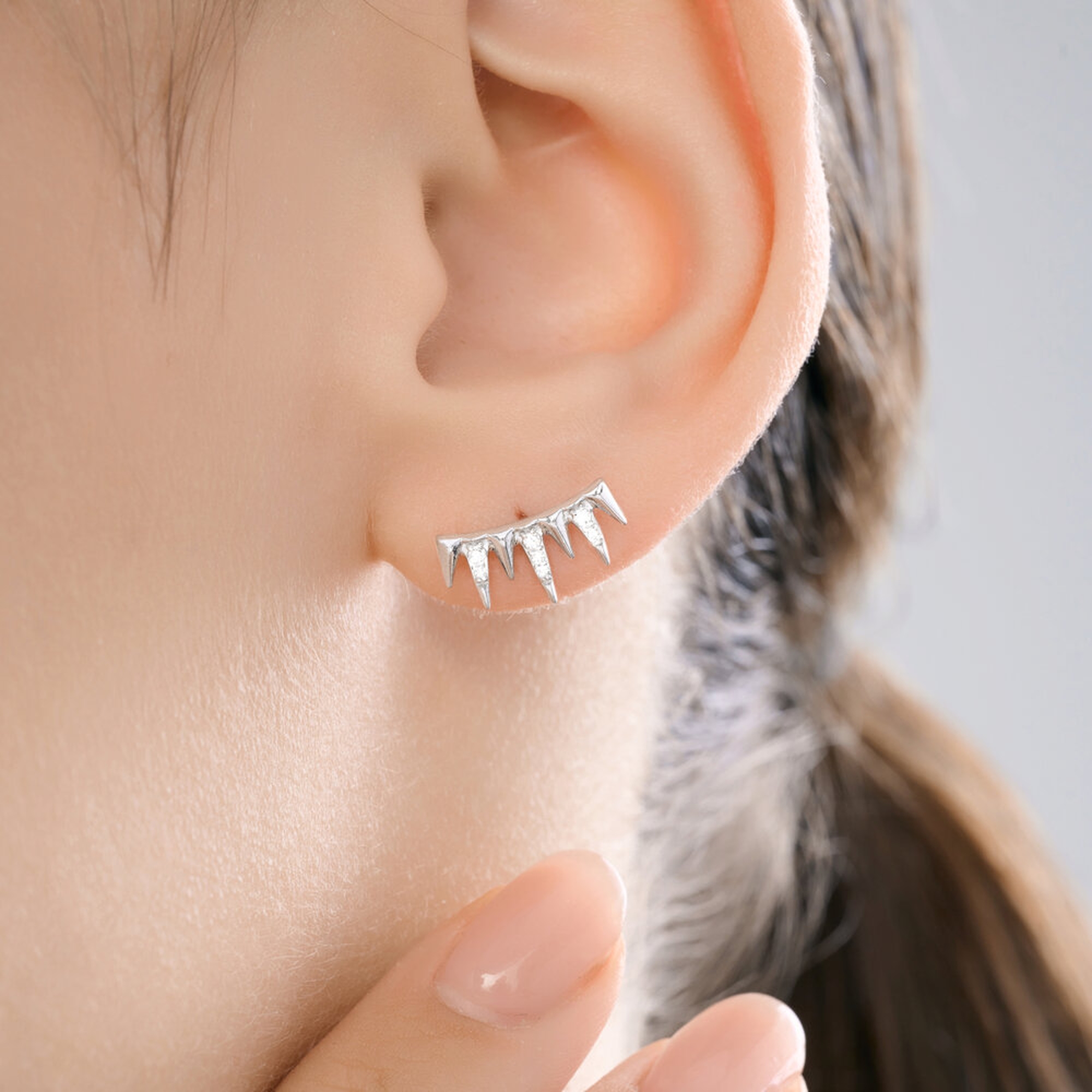 Золотые серьги SOKOLOV 1022523-3 с бриллиантом