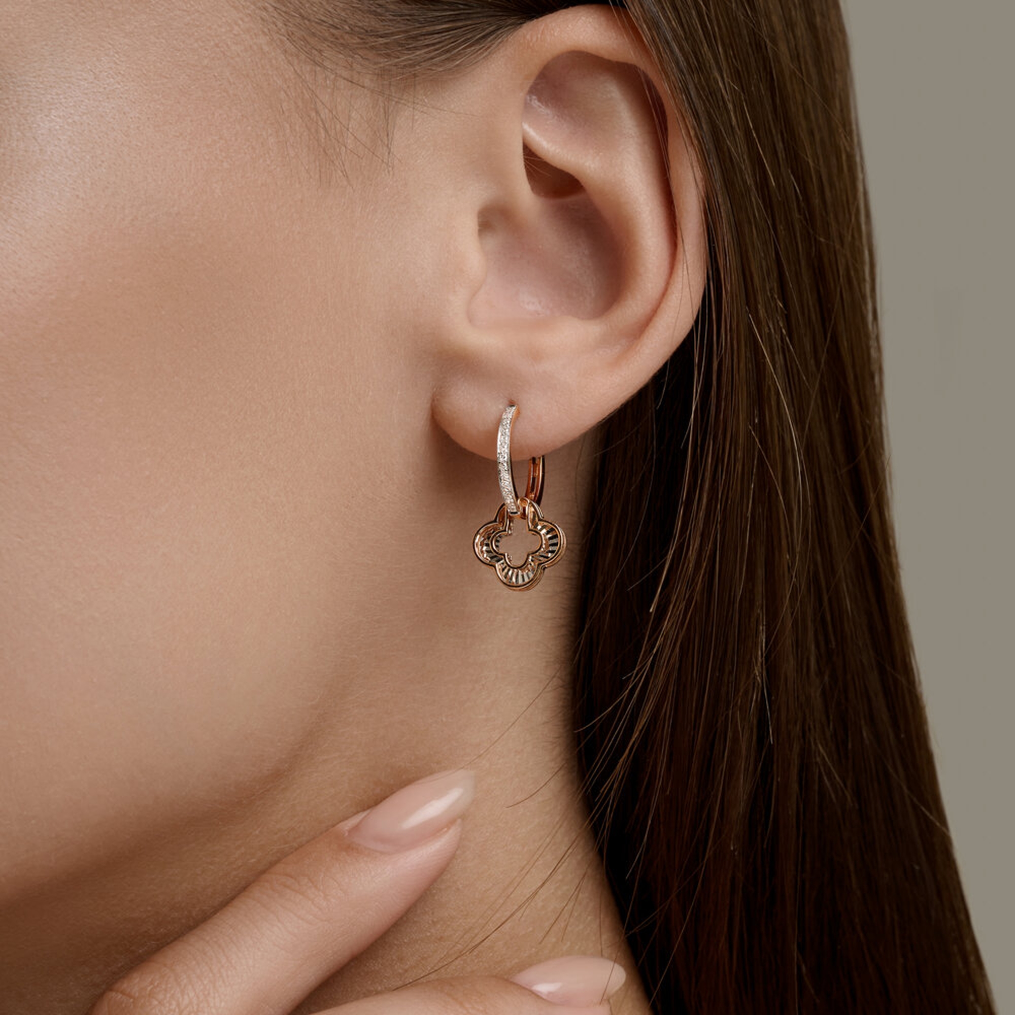 Золотые серьги SOKOLOV 1022586 с бриллиантом