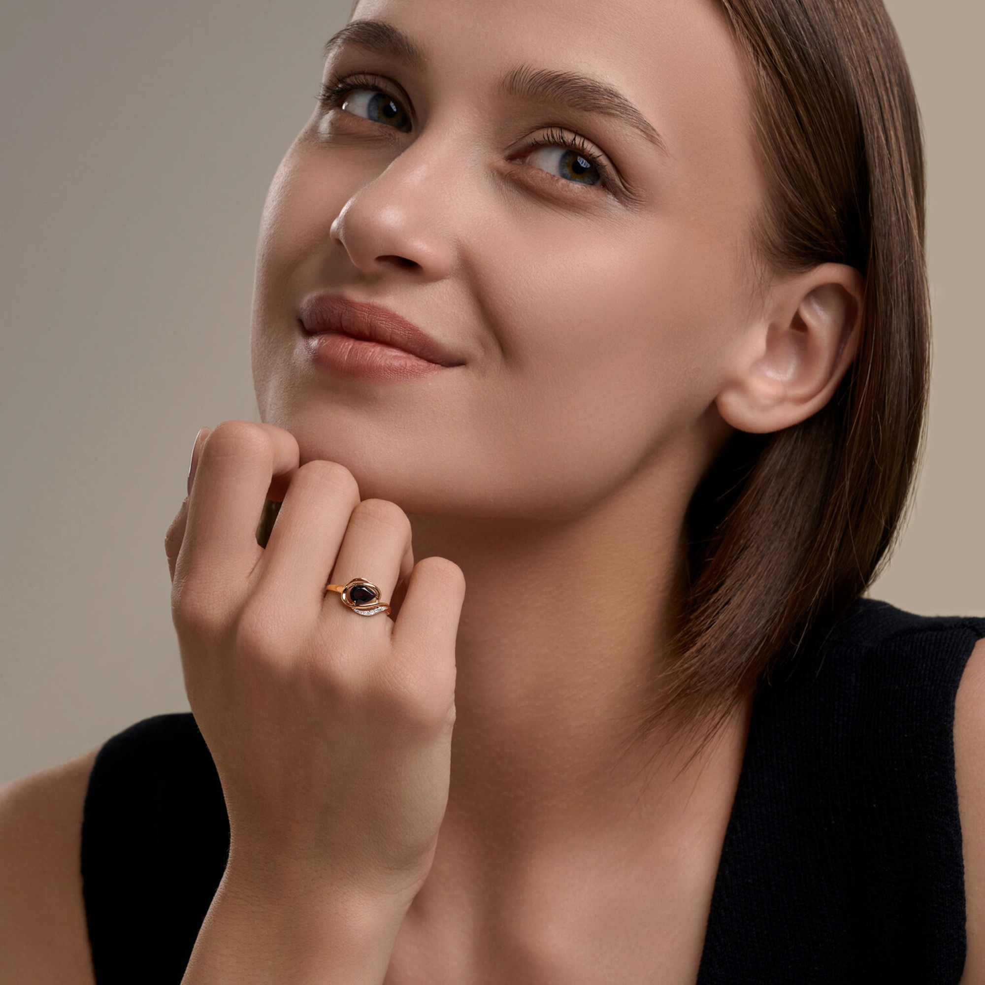 Золотое кольцо SOKOLOV 71-00428 с бриллиантом и гранатом