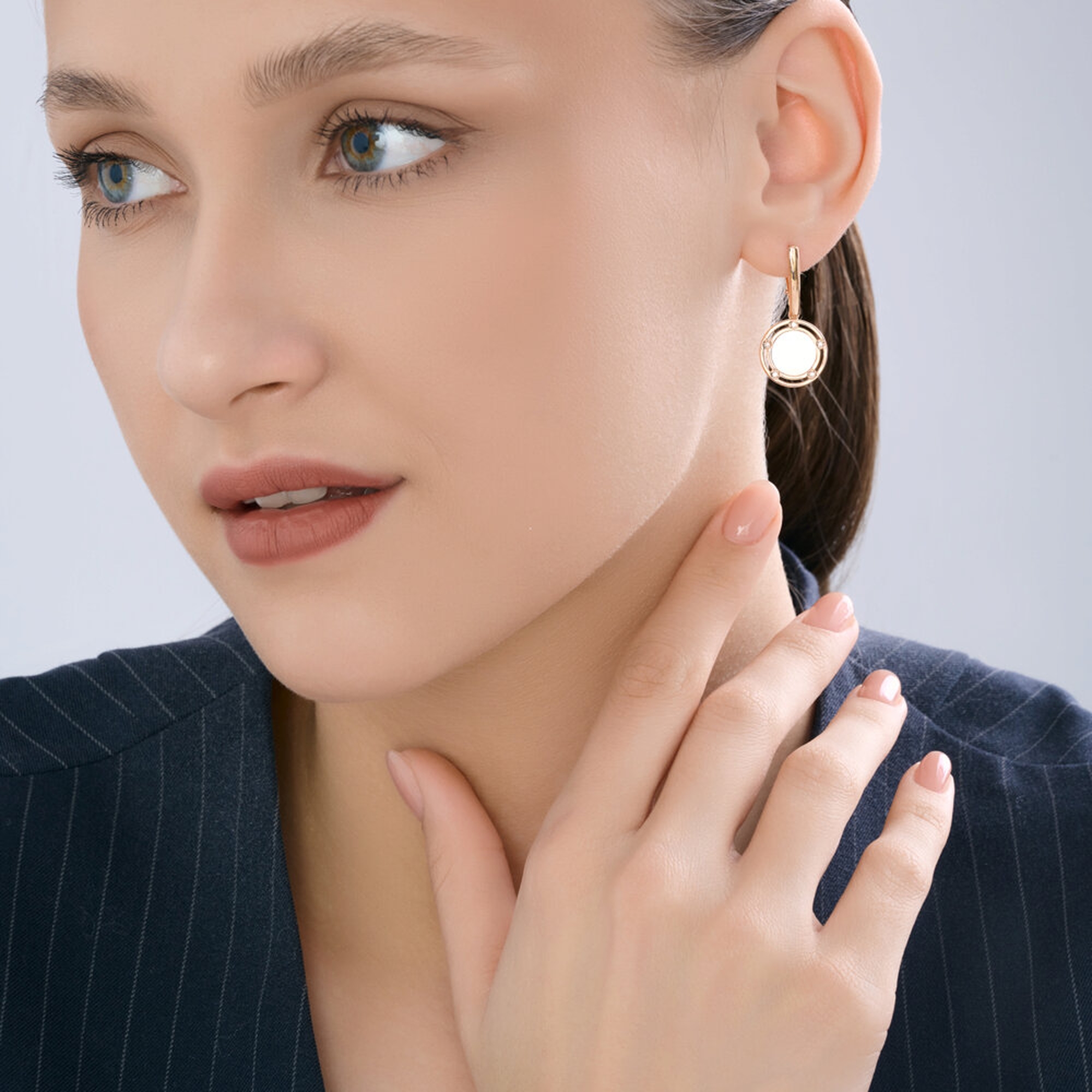 Золотые серьги SOKOLOV 72-00491 с бриллиантом и перламутром