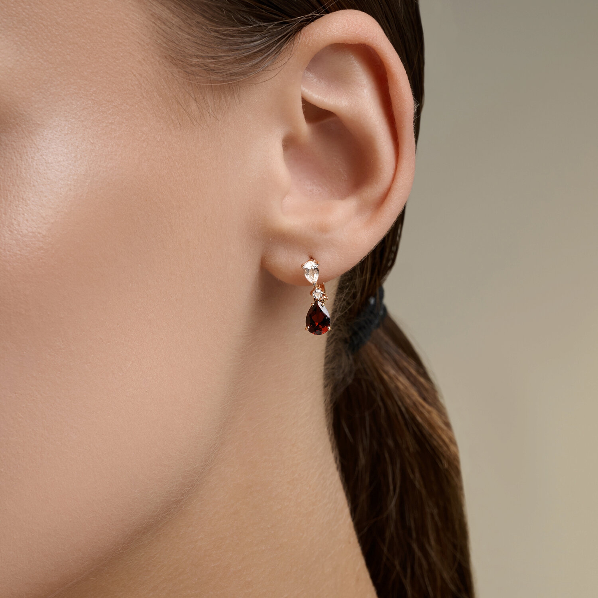 Золотые серьги SOKOLOV 729262 с гранатом и горным хрусталём