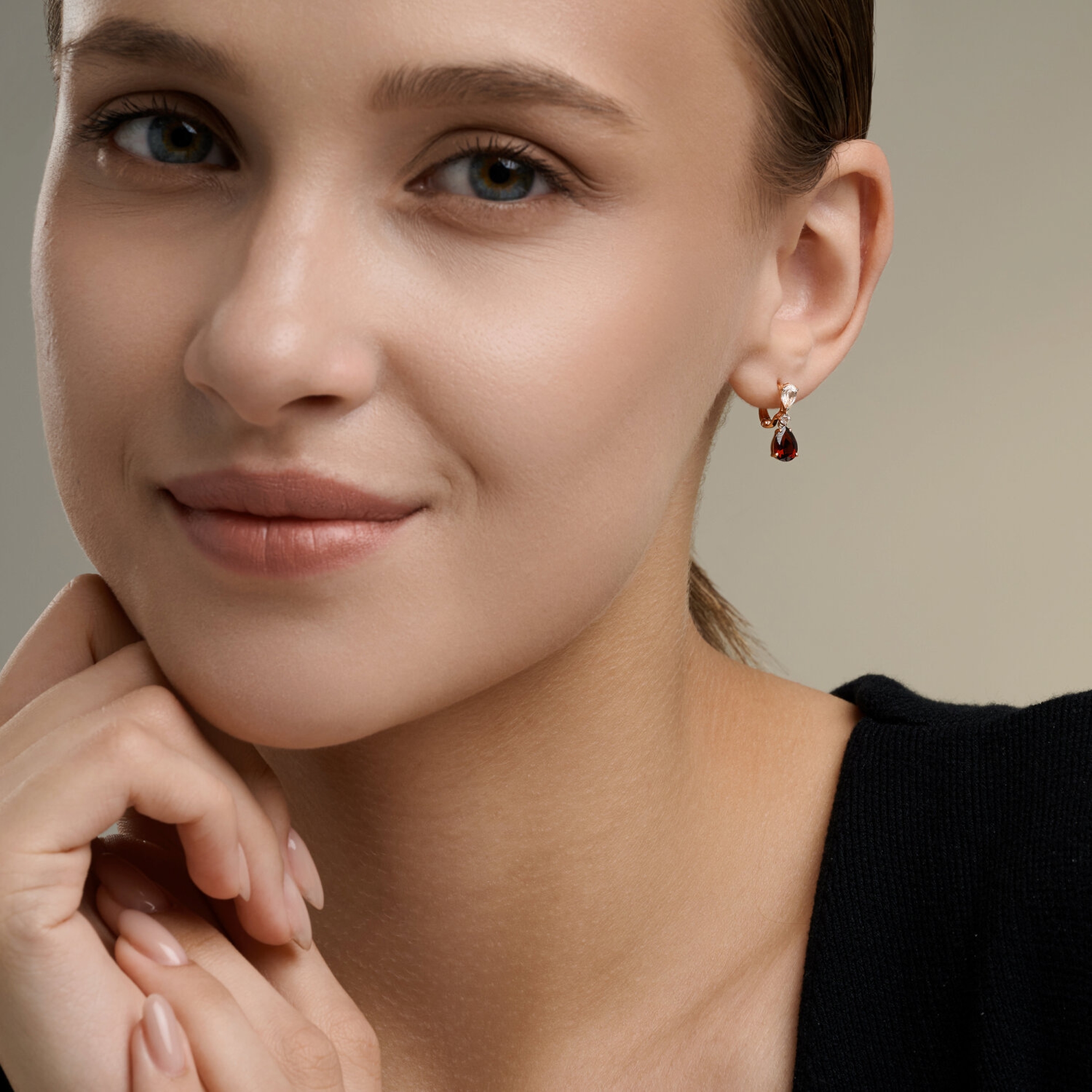 Золотые серьги SOKOLOV 729262 с гранатом и горным хрусталём