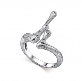 Серебряное кольцо АЛЬКОР 01-5575/000Б-00 с бриллиантом 01-5575/000Б-00 фото