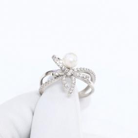 Серебряное кольцо SOKOLOV 94014927 с фианитом и жемчугом 94014927 фото