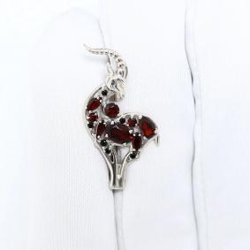 Серебряная брошь  Символ года Коза AQUAMARINE с гранатом А7754303Ч А7754303Ч фото