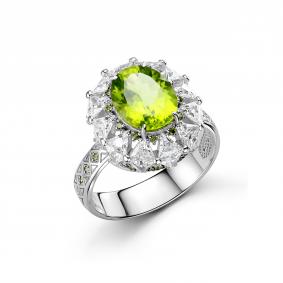 Серебряное кольцо Дар К-5231рс40620022 с фианитом и хризолитом К-5231рс40620022 фото